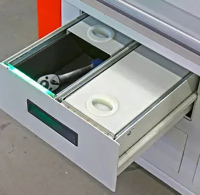 Kombinierter Automat mit geoeffneter Schublade